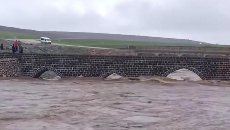  Diyarbakırda yol çöktü, 11 mahalleye ulaşım kapandı Şanlıurfada Balıklıgöl taştı