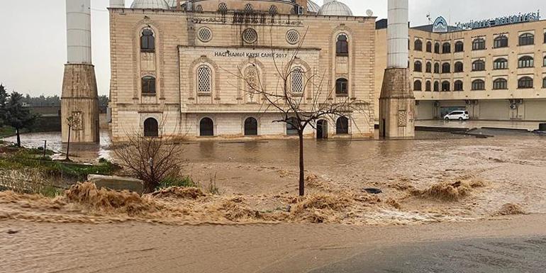  Diyarbakırda yol çöktü, 11 mahalleye ulaşım kapandı Şanlıurfada Balıklıgöl taştı