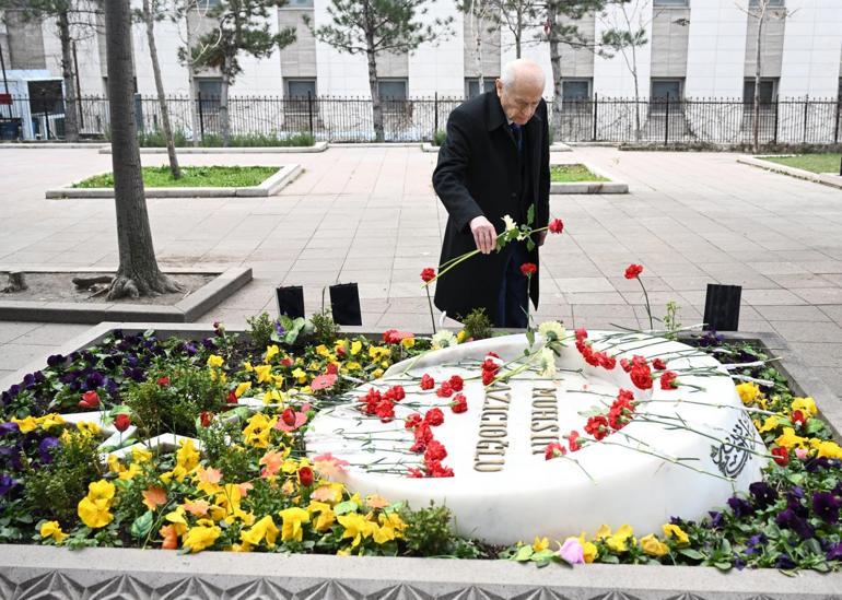 Bahçeli, Muhsin Yazıcıoğlunun kabrini ziyaret etti