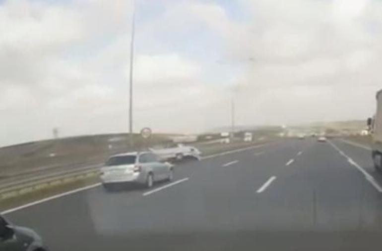 İstanbulda makas atan sürücünün bariyere çarptığı kaza kamerada