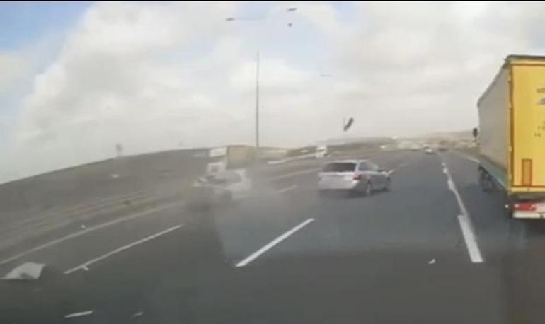 İstanbulda makas atan sürücünün bariyere çarptığı kaza kamerada