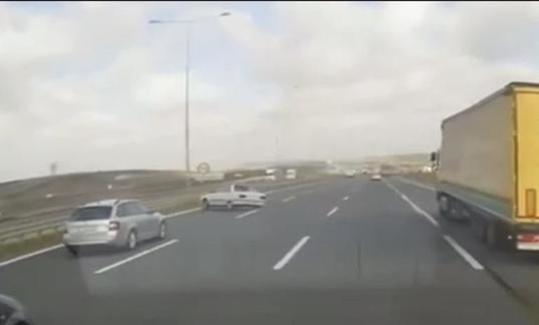 İstanbulda makas atan sürücünün bariyere çarptığı kaza kamerada