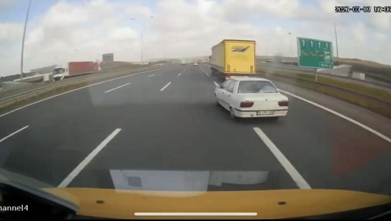 İstanbulda makas atan sürücünün bariyere çarptığı kaza kamerada