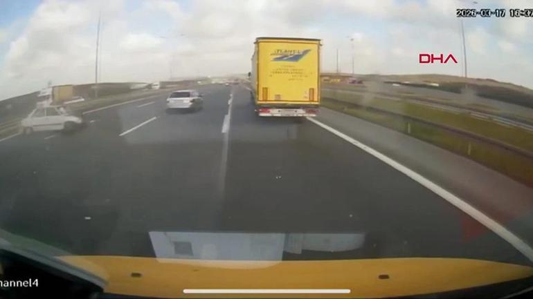 İstanbulda makas atan sürücünün bariyere çarptığı kaza kamerada