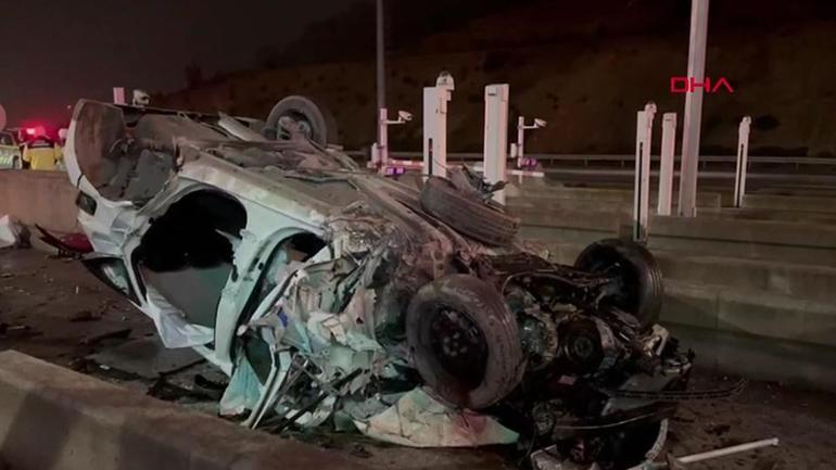 Gişelere çarpıp takla atan araçta 2 kişi yaralandı