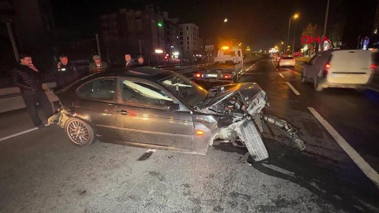 Bariyerlere çarpıp 20 metre sürüklendi… Kaza sonrası otomobilde bulunan 2 kişi kaçtı