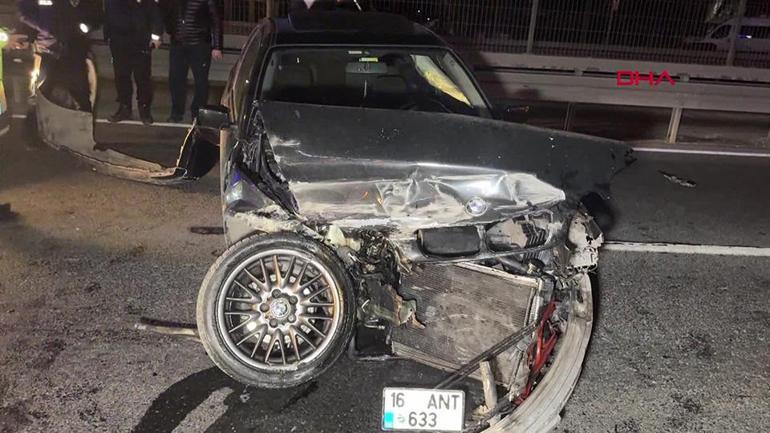 Bariyerlere çarpıp 20 metre sürüklendi… Kaza sonrası otomobilde bulunan 2 kişi kaçtı