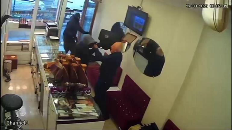 Kuyumcu dükkanına giren maskeli 2 şüpheli, 1 kilo altını gasp edip kaçtı