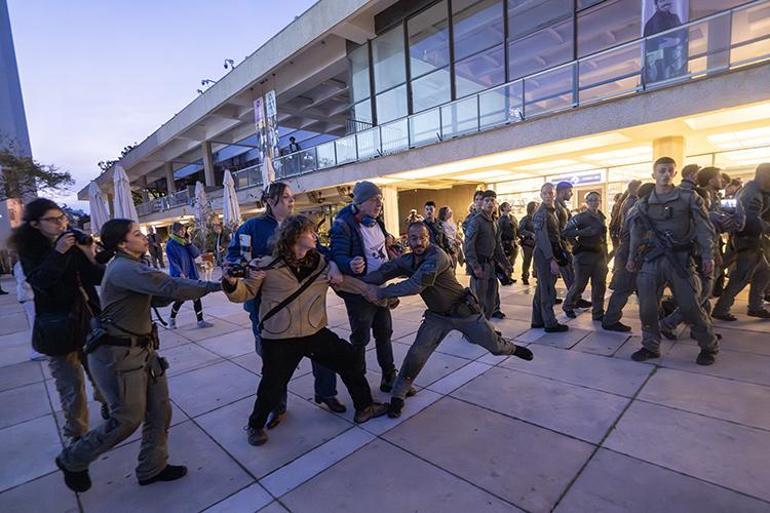 İsrail polisi savaş karşıtlarına saldırdı