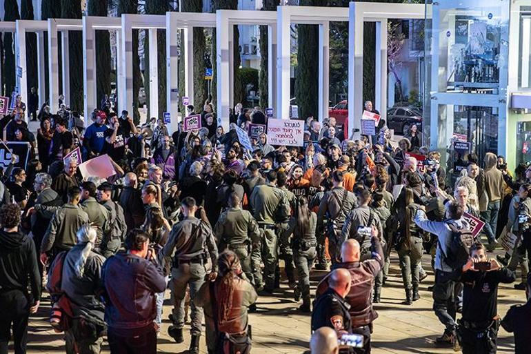 İsrail polisi savaş karşıtlarına saldırdı