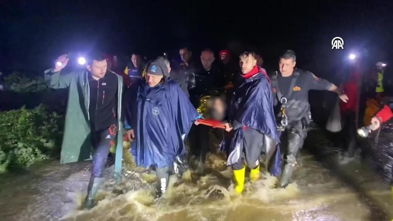 Ağaç dallarıyla hayata tutundu Suya kapılan sürücü böyle kurtarıldı