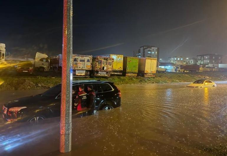  Araçlarda mahsur kalanlar kurtarıldı