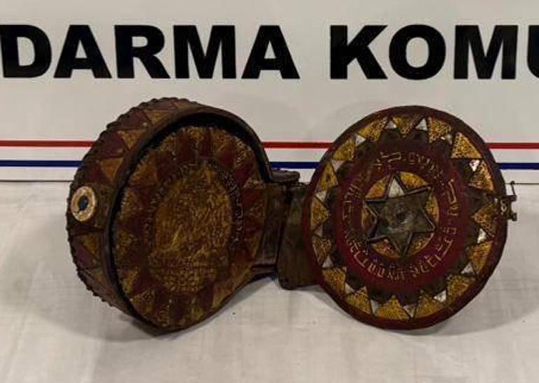 Erzurum’da ceylan derisine yazılmış altın işlemeli Tevrat ele geçirildi