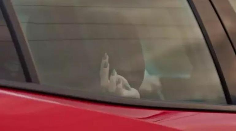 Güller ve Günahlarda sessiz bir çığlık Help işareti gündem oldu