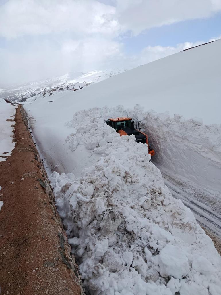 Erzincan’da 4 metreyi aşan karla mücadele