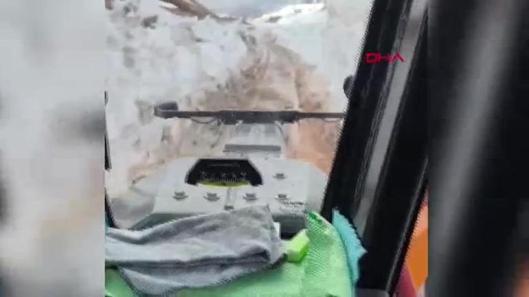 Erzincan’da 4 metreyi aşan karla mücadele