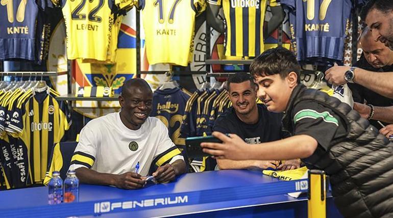 Fenerbahçe’de N’Golo Kante ve Levent Mercan, taraftarlarla buluştu