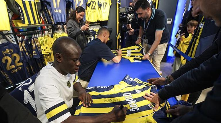 Fenerbahçe’de N’Golo Kante ve Levent Mercan, taraftarlarla buluştu
