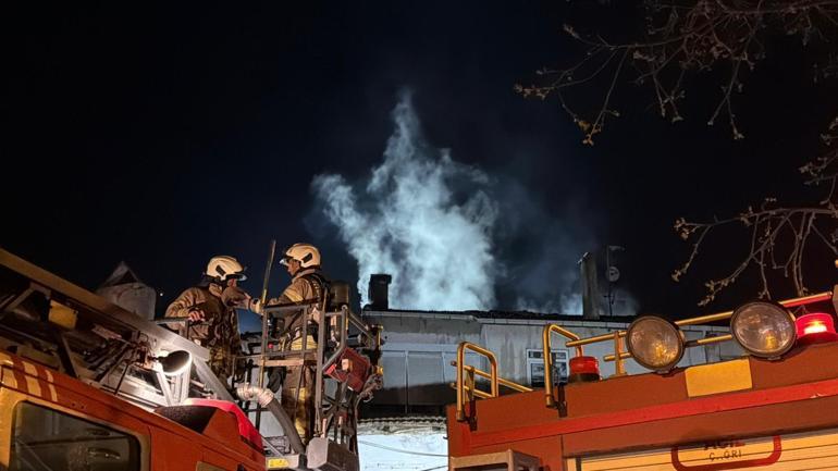 İstanbulda 3 katlı binanın çatısı alev alev yandı