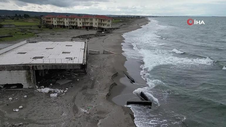 Kıyı erozyonu tatil evlerini vurdu