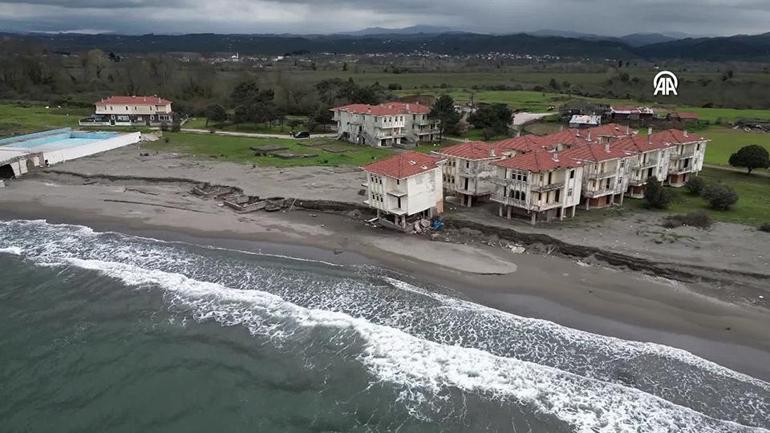 Kıyı erozyonu tatil evlerini vurdu