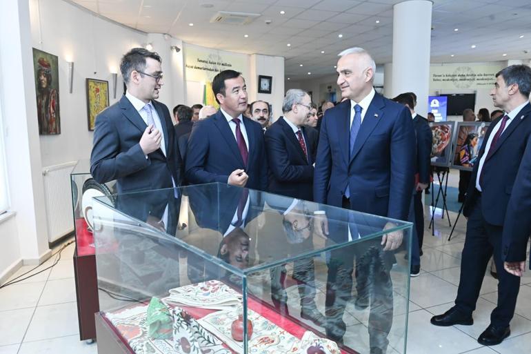 Bakan Ersoydan dijital çağ uyarısı: Dijital dünya gönüllü kültürel yozlaşmayı beraberinde getiriyor