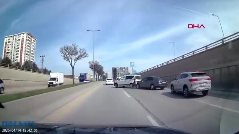 Ankarada makas faciası Şeridinde giden araç devrildi