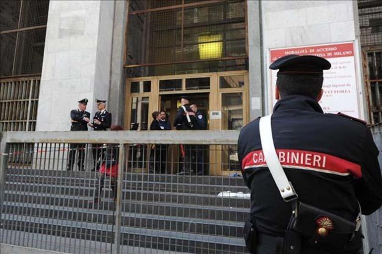 İtalyada banka soygunu: 25 kişiyi rehin aldılar