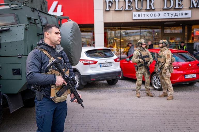 Kiev’de dehşet anları Sokakta ateş açtı, markettekileri rehin aldı: 6 ölü…