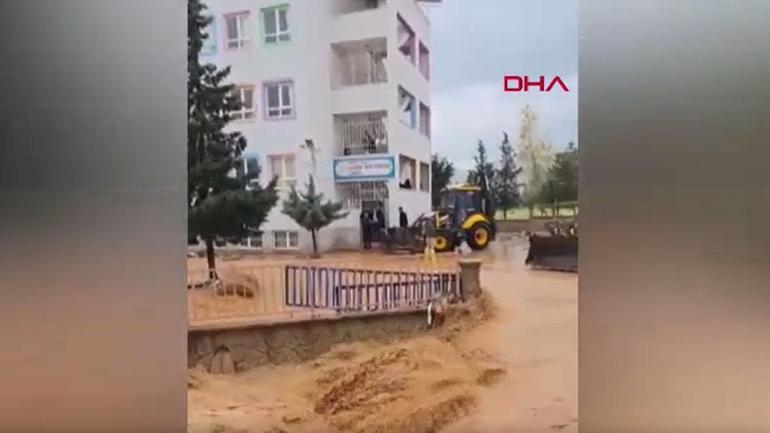  Öğrenciler okulda mahsur kaldı