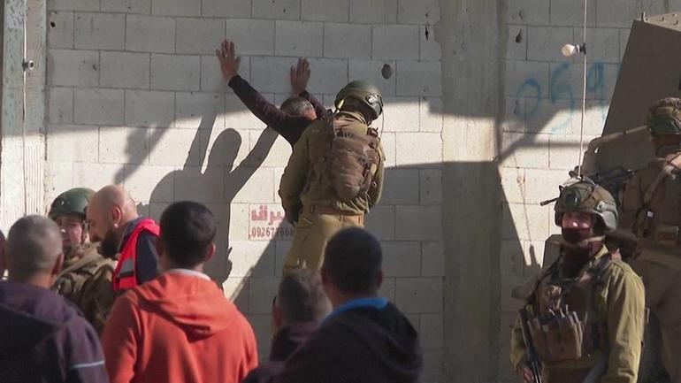 İsrail askerleri çocukları taciz etti