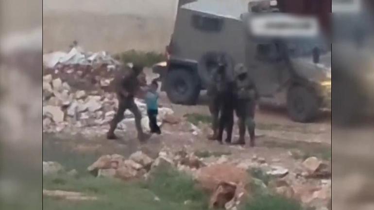 İsrail askerleri çocukları taciz etti