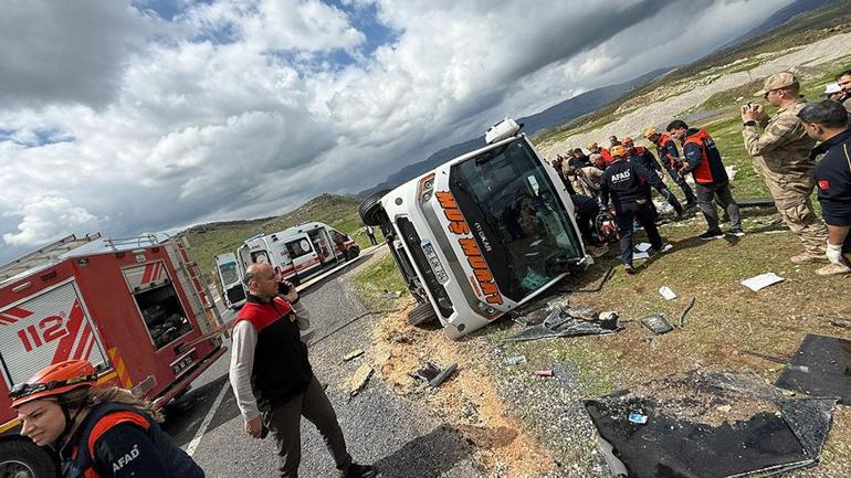 Diyarbakırda şehirlerarası yolcu midibüsü devrildi