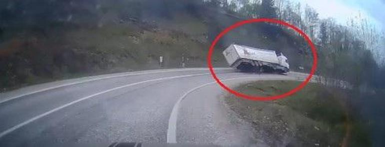 Freni boşalan TIRın virajda devrildiği kaza kamerada