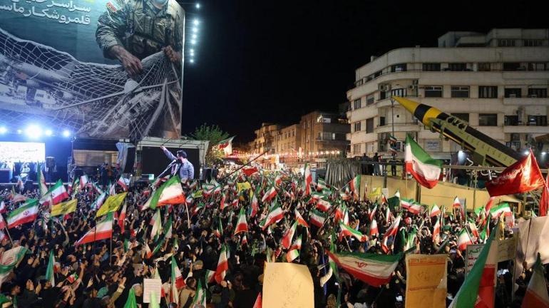 Uzman isimler önemini anlattı Tahran sokaklarında askeri demonstrasyon: “STOKLARIMIZ VAR”