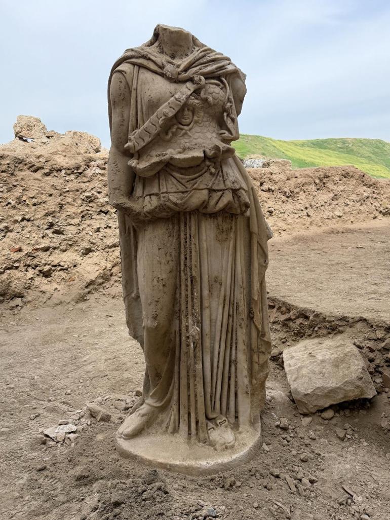 Laodikeiada molozların arasından 2 metrelik Athena heykeli çıktı