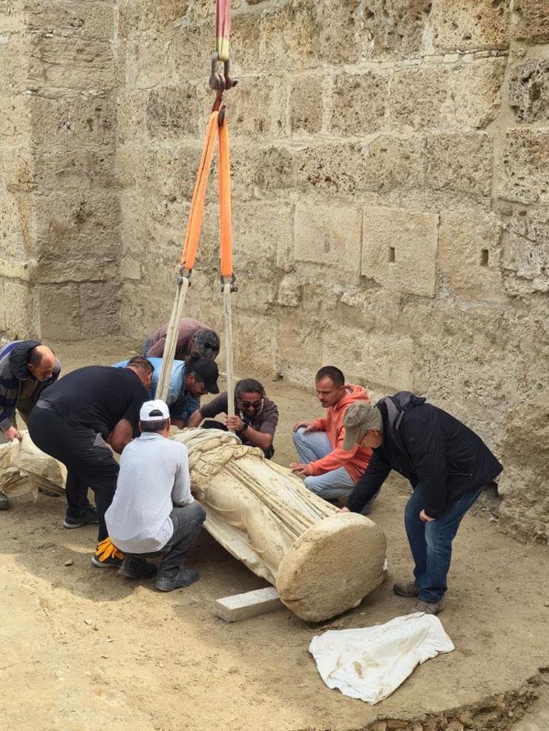 Laodikeiada molozların arasından 2 metrelik Athena heykeli çıktı
