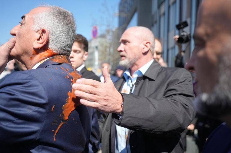 Rıza Pehlevi, Almanyada protesto edildi: Üzerine kırmızı sıvı atıldı