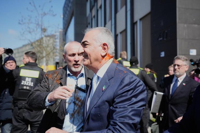 Rıza Pehlevi, Almanyada protesto edildi: Üzerine kırmızı sıvı atıldı