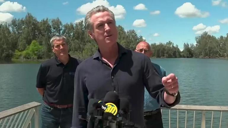 ABDde Demokrat Vali Trumpa sert çıktı: Trump bu savaşı bitirmeli ve hesap vermeli