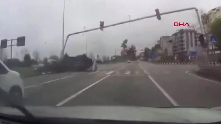  Trafik ışıklarına çarpıp devrildi