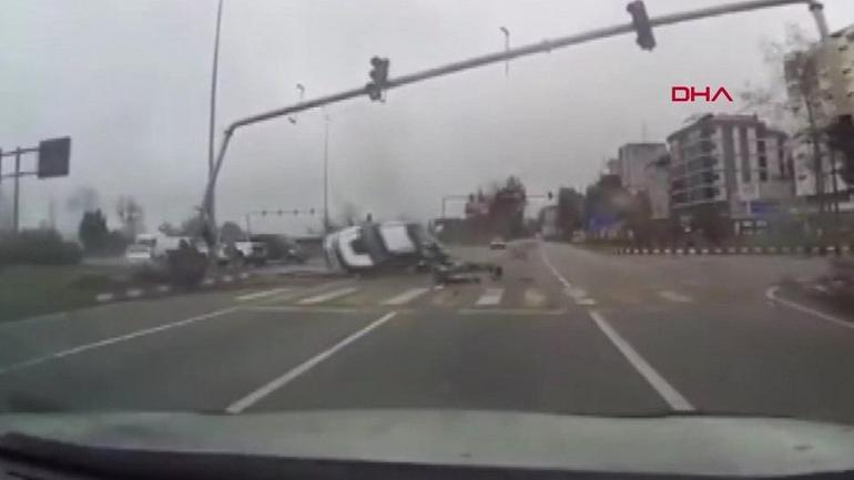  Trafik ışıklarına çarpıp devrildi
