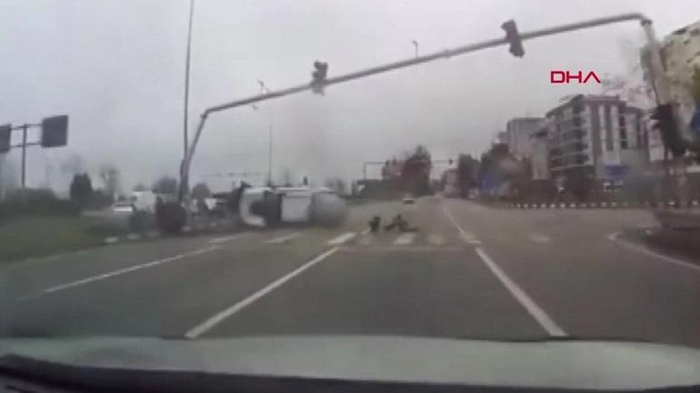  Trafik ışıklarına çarpıp devrildi