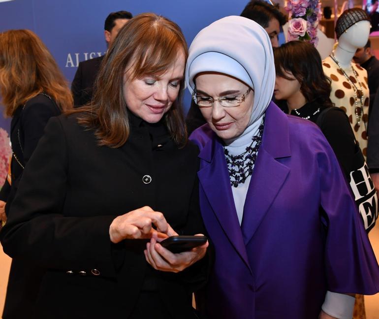 Cemre Çarşısı’nın kapıları Galataportta iyiliğe açıldı Emine Erdoğandan aile mesajı