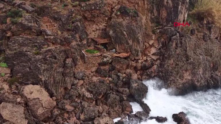 Falezlere baraka ve asansör kurulmuştu… O yapı yıkılacak