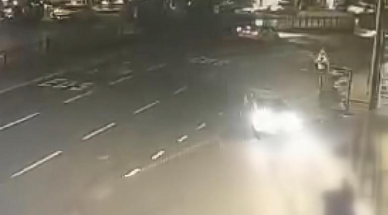 Otomobilin çarptığı motosiklet durağa daldı; 1 ölü 3 yaralı