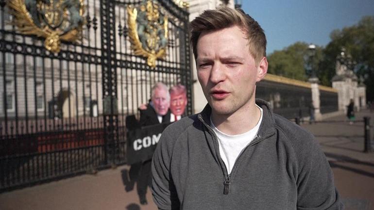 Kral Charlesa ABD yolunda protesto