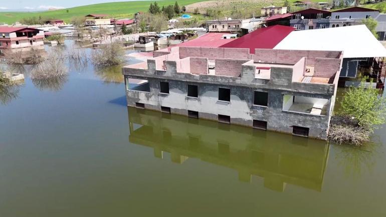  Ambar Barajı kapakları açıldı… Boşaltılan 10 ev su altında kaldı