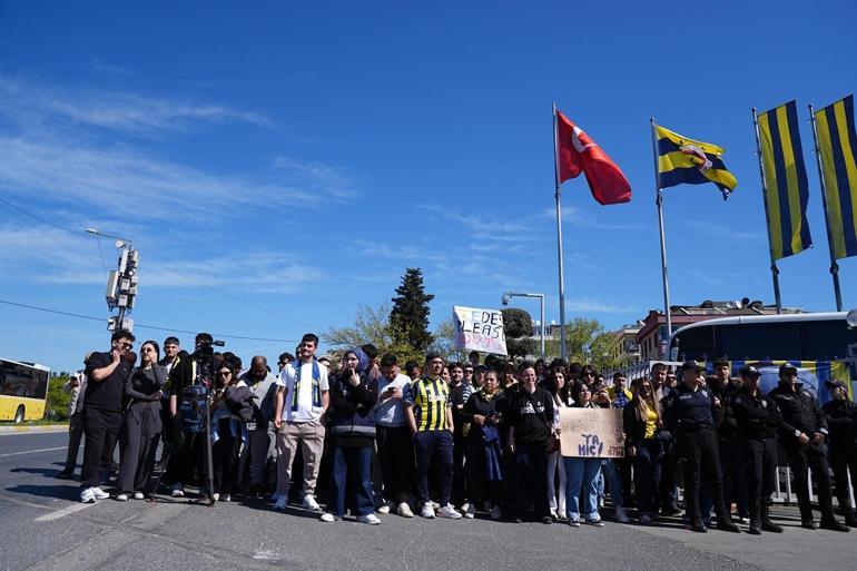 Fenerbahçe’de Tedesco’ya duygusal veda Taraftarlarla tek tek fotoğraf çektirdi...