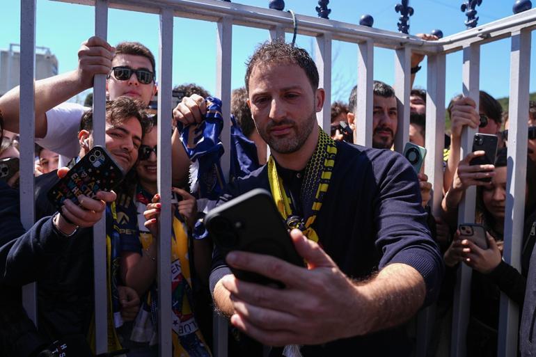 Fenerbahçe’de Tedesco’ya duygusal veda Taraftarlarla tek tek fotoğraf çektirdi...